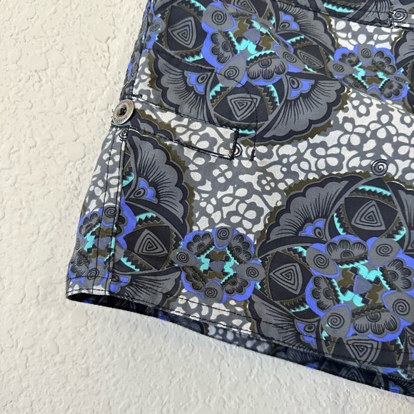 PATAGONIA Womens Wavefarer Board Shorts in Gray Floral - Picture 3 of 9